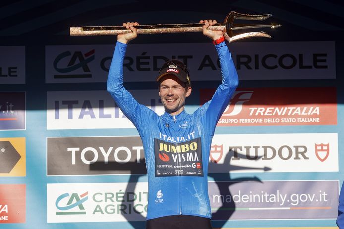 Primoz Roglic op het podium met de bijzondere Tirreno-trofee: een gouden drietand.