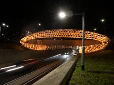 Gebouwen en bruggen in Eindhoven kleuren oranje, maar niet vanwege het WK voetbal: ‘Vrij ongelukkig’ 