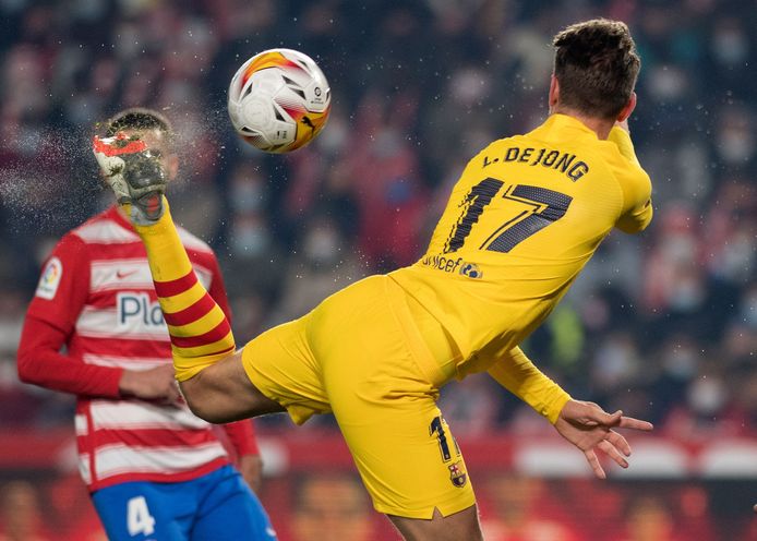 Luuk de Jong probeert het met een 'scorpionkick'.