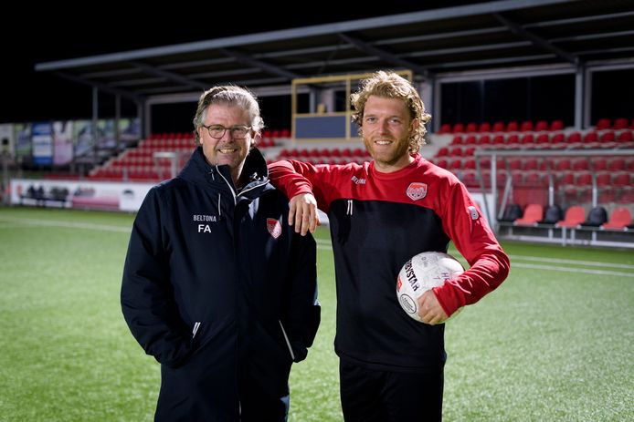 SteDoCo-trainer Frans Adelaar en zijn schoonzoon Vincent Verheul op het terrein waar zij dinsdagavond FC Utrecht ontvangen.