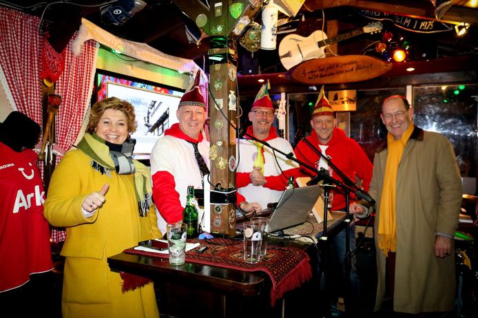 Burgemeester Sander Schelberg (rechts) sloot de Weidemennekes Bert, Stefan en Jeroen vrijdagavond op in het houten huis. Links Jolanda van Tellegen van de stichting Skik.