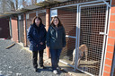 Martine Van Den Steen en Katrien Reygaerts, de uitbaters van het asiel van Ninove, bij de verouderde kennels van de honden.