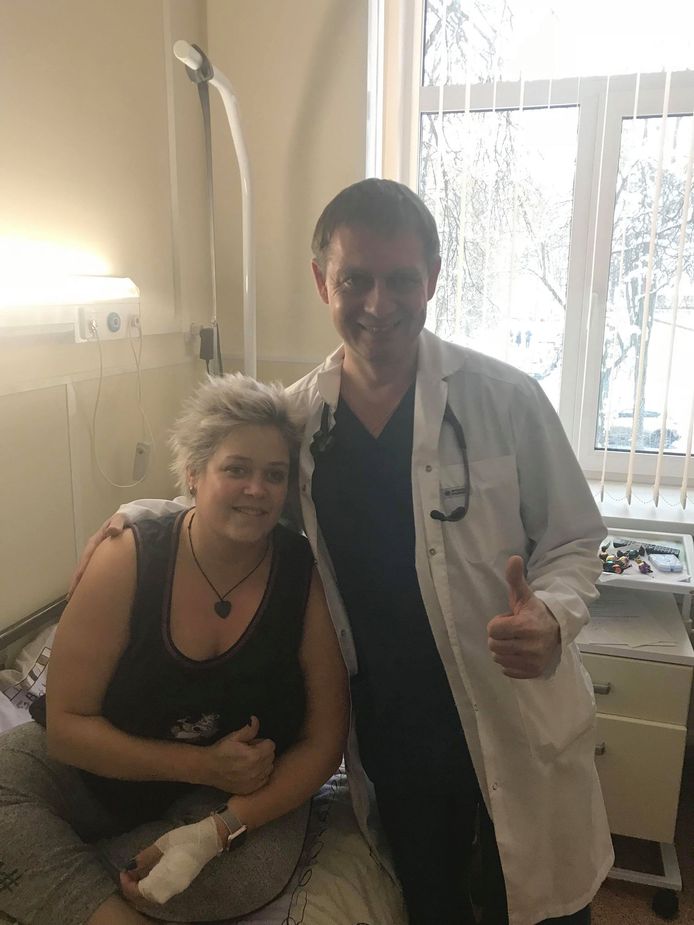 Marielle met haar behandelend arts in Rusland.