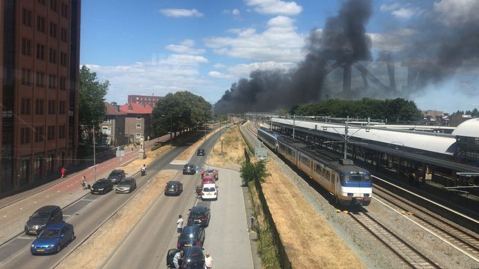 Grote brand in Den Bosch te zien vanaf het station.