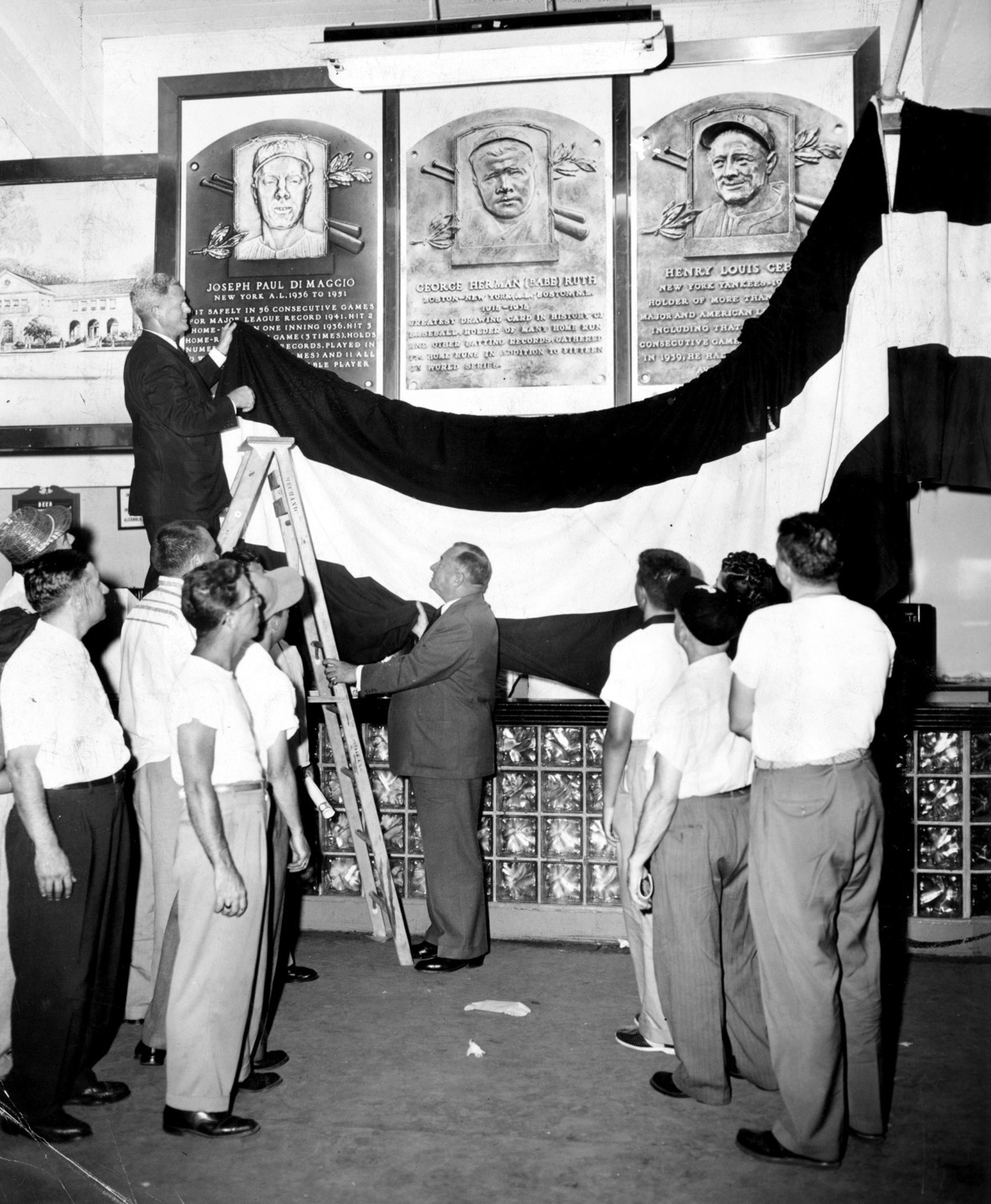Eerbetoon in een ver verleden aan negen spelers van de New York Yankees onder wie Joe DiMaggio, Babe Ruth en Lou Gehrig.  Beeld Getty Images