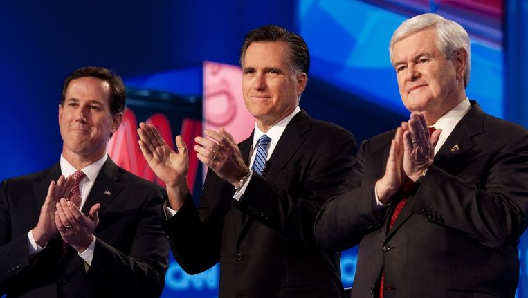 Rick Santorum (links), Mitt Romney (midden) en Newt Gingrich tijdens het verkiezingsdebat van gisteravond. Beeld afp
