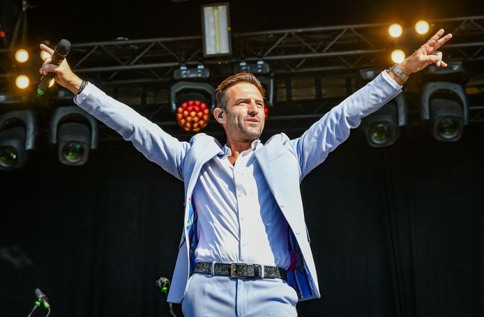 Gunther in actie op een podium, toen het nog mocht.