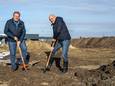 Schepenen Johan Anthuenis en Francis De Donder steken de eerste spade in de grond van het nieuwe recyclagepark aan het Wijnveld.