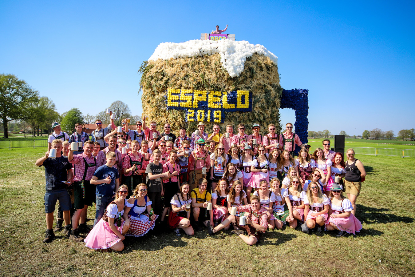 Een originele boake in Espelo, een paasvuur in de vorm van een bierpul