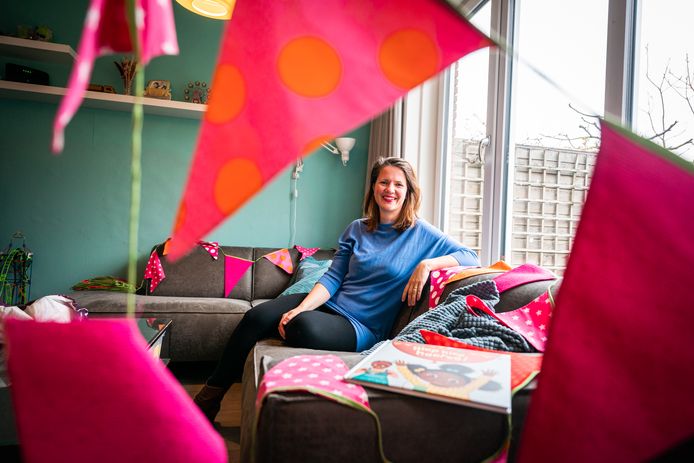Kinderboeken schrijfster Carolijn Leisink met haar nieuwe boek Hiep hiep Hoeree!