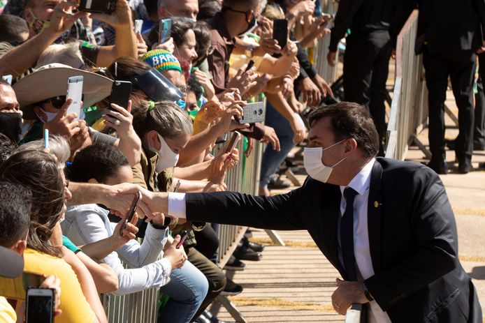 Flavio Bolsonaro groet aanhangers van zijn vader.