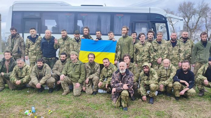 Andriy Yermak, de chef van het presidentiële bureau in Kiev, deelde enkele foto's van vrijgelaten krijgsgevangenen met de Oekraïense vlag.