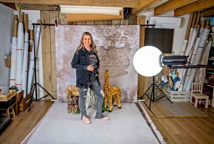 Fotografe Carmen Verbree-Van Hees maakt babyfoto’s in de meest bijzonder decors in haar studio in een voormalige boerenschuur in Zuidland. Het thema jungle is momenteel in bij ouders.