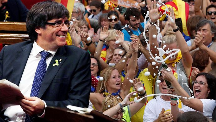 De Catalaanse leider Carles Puigdemont vandaag in het parlement. In de straten van Barcelona wordt gevierd.