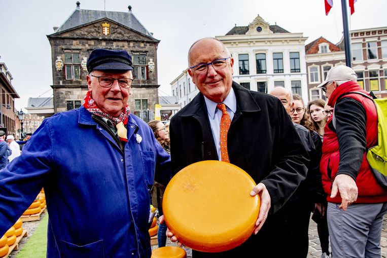 De ambassadeur van de Verenigde Staten Pete Hoekstra tijdens de opening van de Goudse kaasmarkt. Beeld ANP