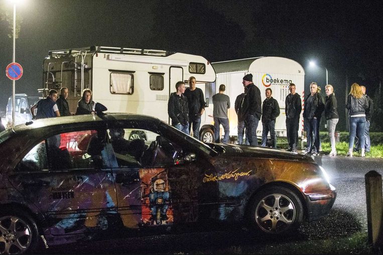 Oktober dit jaar: een taxi met asielzoekers uit het vakantiepark in Oranje probeert een blokkade van bewoners te passeren. Staatssecretaris Klaas Dijkhoff (Asielzaken) hadde gemeente opgedragen zevenhonderd asielzoekers extra op te vangen. Beeld anp