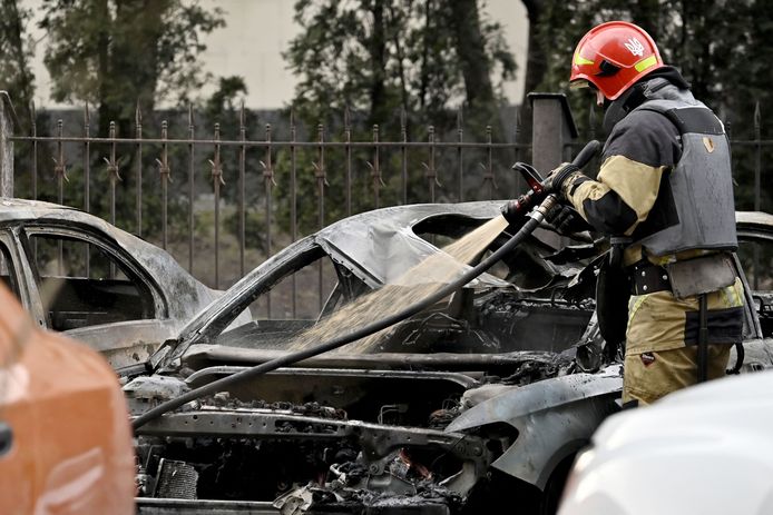 Beeld ter illustratie: een Oekraïense hulpverlener blust het vuur in een auto.