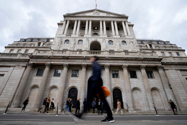 Passanten bij het gebouw van de Bank of England in Londen. Beeld AP