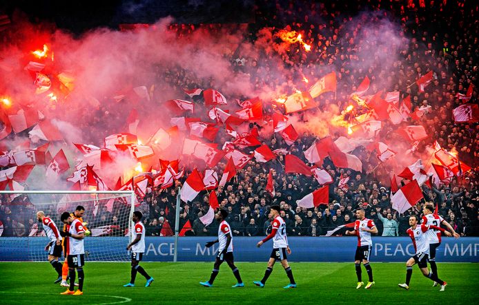 lexicon Blokkeren Dicteren Fakkels zetten de Kuip in vuur en vlam, ook met dreigende straf van UEFA  boven het hoofd | Rotterdam | AD.nl