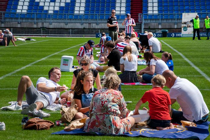 picknick op heilige grond willem IIfamilie Bjorn Hendriks voorgrond en hun buren uit Berkel-Enschot lunchen op de middenstip