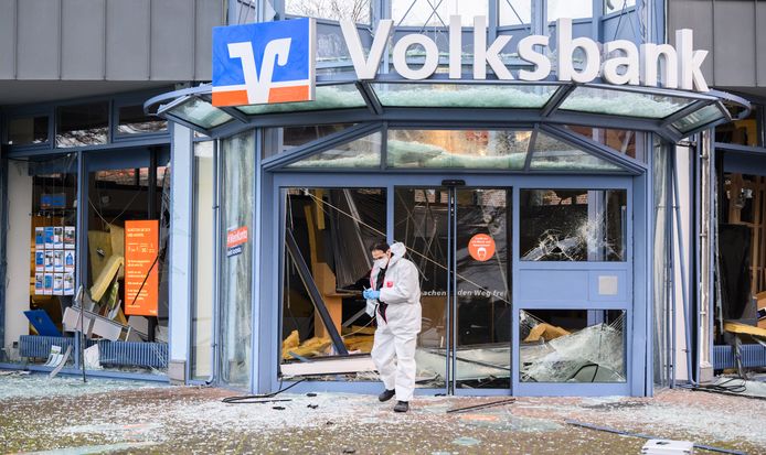 De door de plofkraak vernielde pui van de bank in Edemissen (Duitsland).