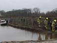Een van de auto's die zaterdagmiddag op de Parklaan in Bennekom te water raakte.