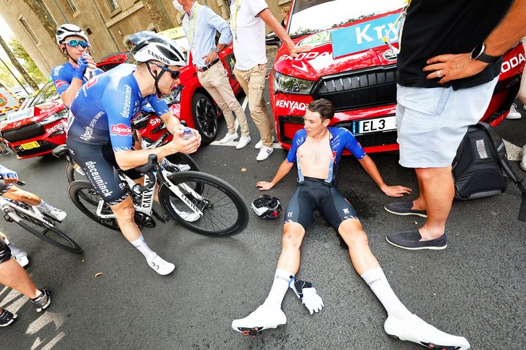 Jasper Philipsen hijgt uit na de sprint in Cahors. “Dit is een zware teleurstelling.” Beeld Photo News