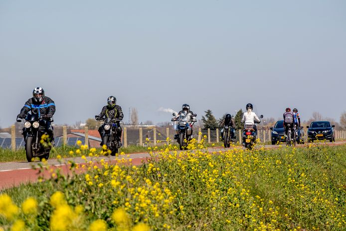 Motorrijders vandaag op een dijk in Gelderland