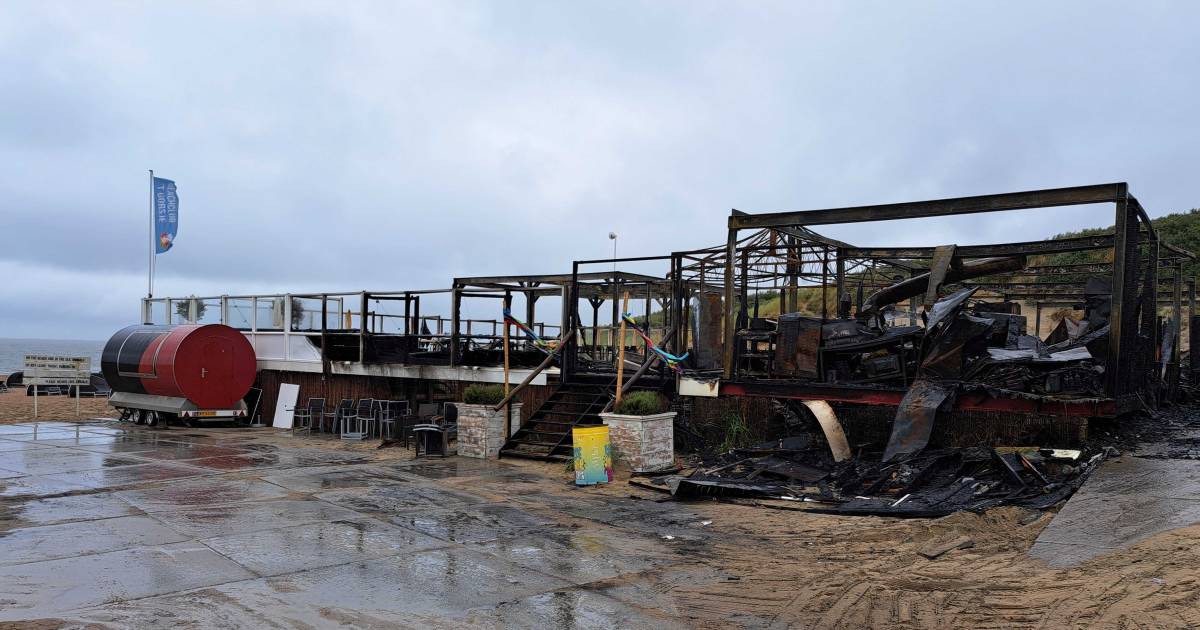 Strandtent aan de Brouwersdam brandt volledig uit