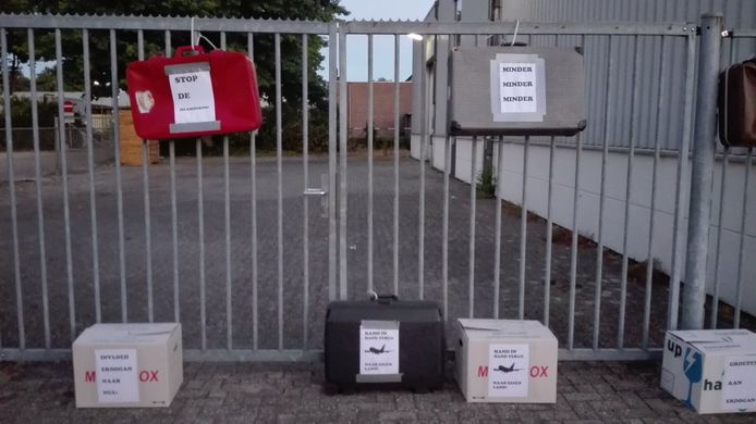 De groepering Rechts in Verzet heeft koffers geplaatst bij de poorten van het pand aan de Meerpaal.
