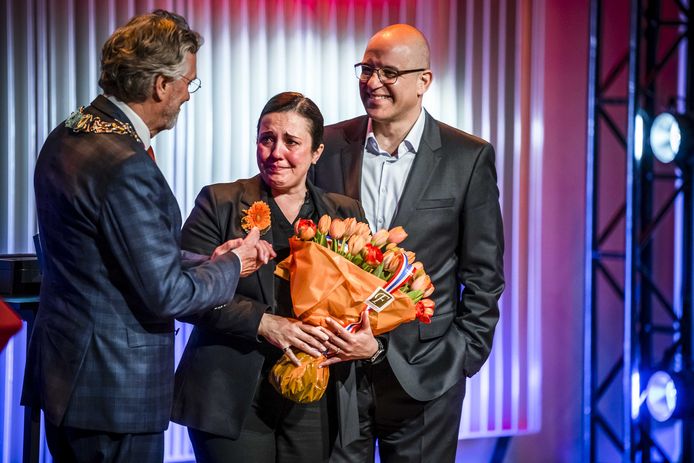 Eva González Pérez krijgt een koninklijke onderscheiding uitgereikt door burgemeester John Jorritsma tijdens de jaarlijkse lintjesregen. Perez is benoemd tot Ridder in de Orde van Oranje-Nassau.
