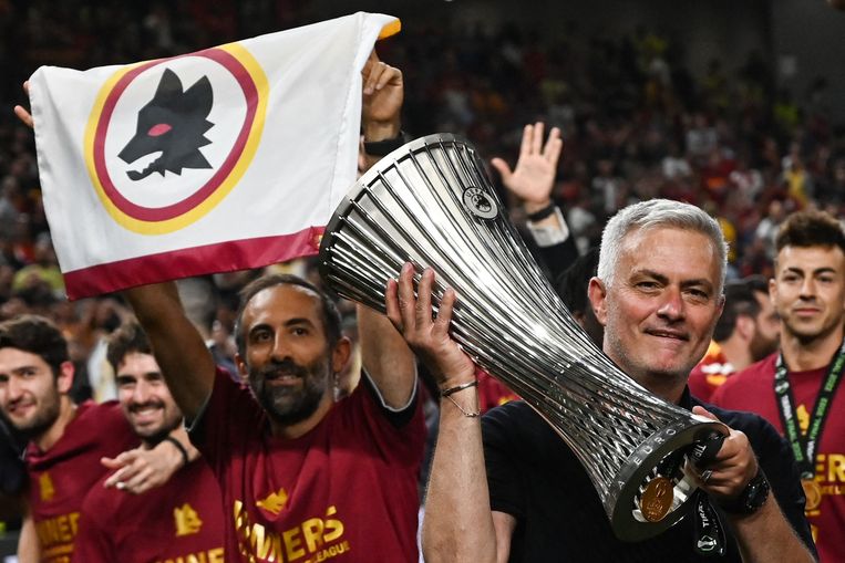 AS Roma-coach José Mourinho toont trots de beker van de Conference League, woensdagavond in Tirana. Beeld AFP
