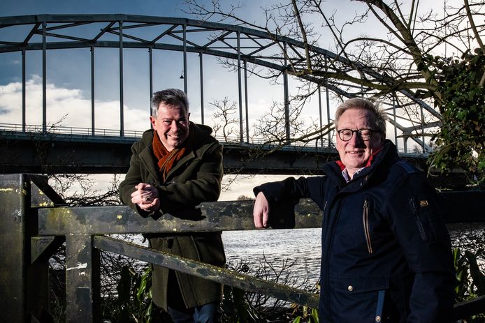 Daaf Ledeboer (links) en Henk Groothuis. ,,Politiek is juist heerlijk verslavend en boeiend; meepraten en beslissen over je eigen stad.”