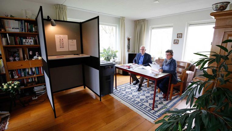 Het kleinste stembureau, in een huiskamer in Marle, bij het referendum over Oekraïne. Beeld anp