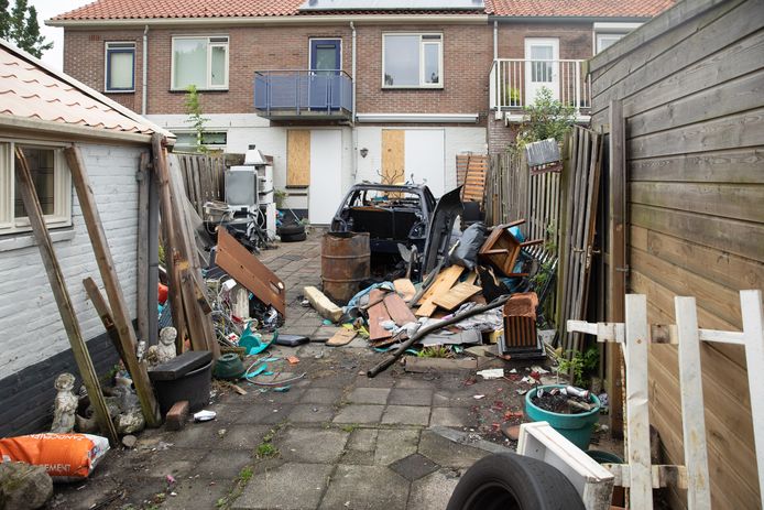 Een foto van de achterkant van de dichtgetimmerde woning aan de Snipstraat.