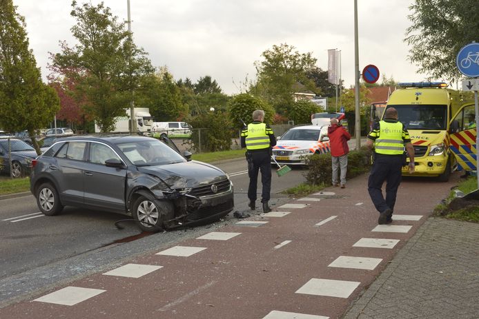 Twee auto's zijn donderdagmiddag rond 16.00 uur op elkaar gebotst op de kruising van de Lage Vaartkant met de Nachtegaal in Etten-Leur.