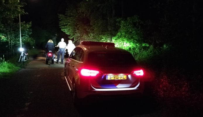 De politie en een ambulance zijn in de nacht van donderdag op vrijdag uitgerukt voor een aanrijding letsel op De Gaarde in Doetinchem. Een vrouw liep een flinke hoofdwond op na een val van haar fiets.