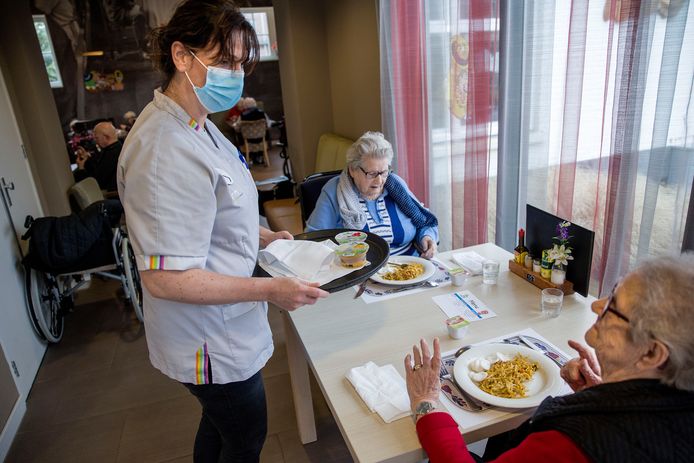 Bewoners van woonzorgcentrum Thebe Hagedonk krijgen een bord bami.