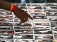 Familieleden van slachtoffers van de grootste treinramp in India van de laatste jaren proberen naasten te identificeren.