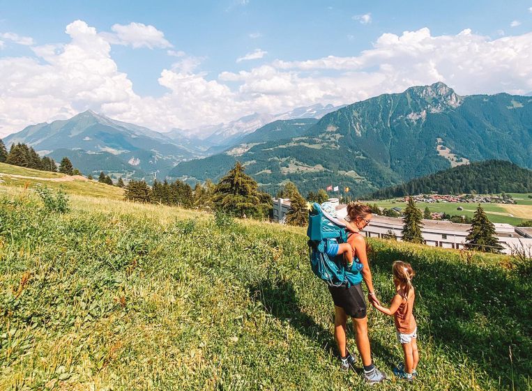 Annelies Vervoort (34) verblijft met haar gezin hotel Fabiola in Leysin. “We zien hier op een wandeling van vijftien kilometer nog geen twintig mensen. Het is hier veiliger dan aan de Belgische kust”, zegt ze.