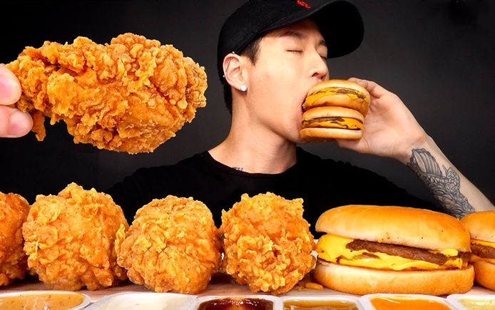 Zach Choi (33) verdient miljoenen door te eten voor de camera en zijn online publiek.
