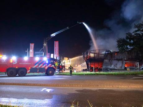 Zelfs blusreuzen van Schiphol ingezet bij megabrand Soesterberg: ‘Dit was gigantisch’