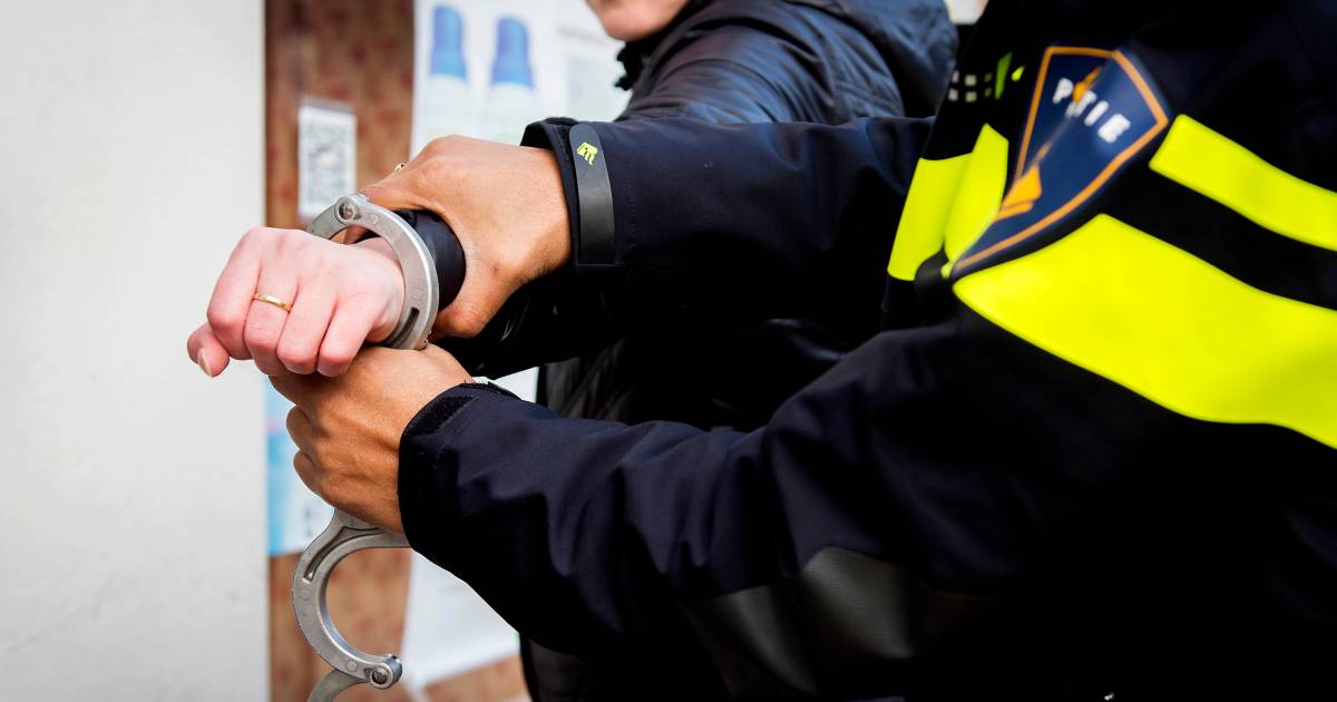 Vier mensen gearresteerd na overval in Leeuwarden.