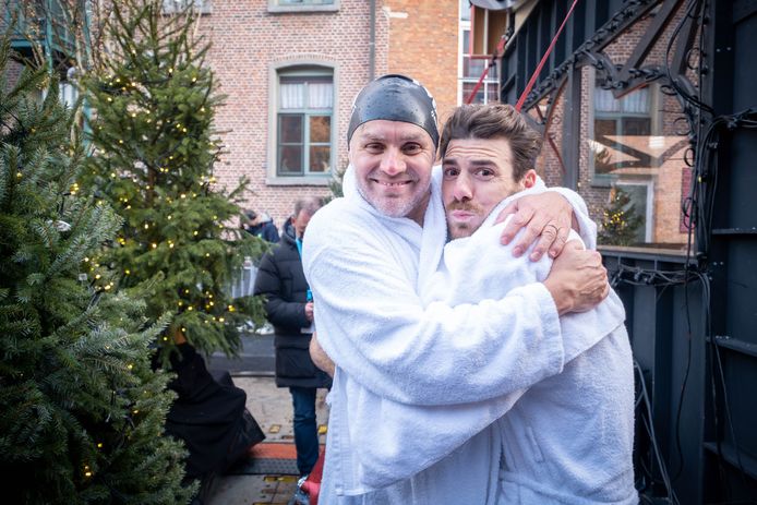 Zes presentatoren van De Warmste Week waagden zich aan een ijsberenduik in de Dijle. Peter Van De Veire en Joris Brys.