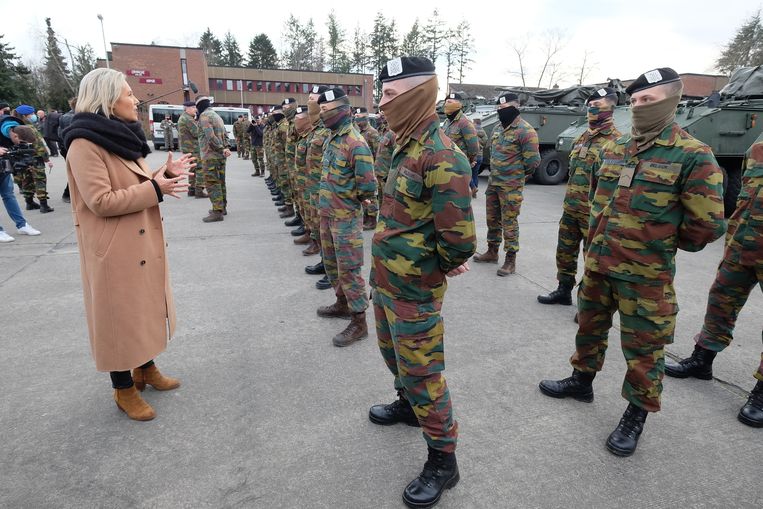 Minister van Defensie Ludivine Dedonder zwaait begin maart de Belgische troepen uit die samen met de Fransen naar Roemenië trekken om er mee de NAVO-grens te beschermen. Beeld BELGA