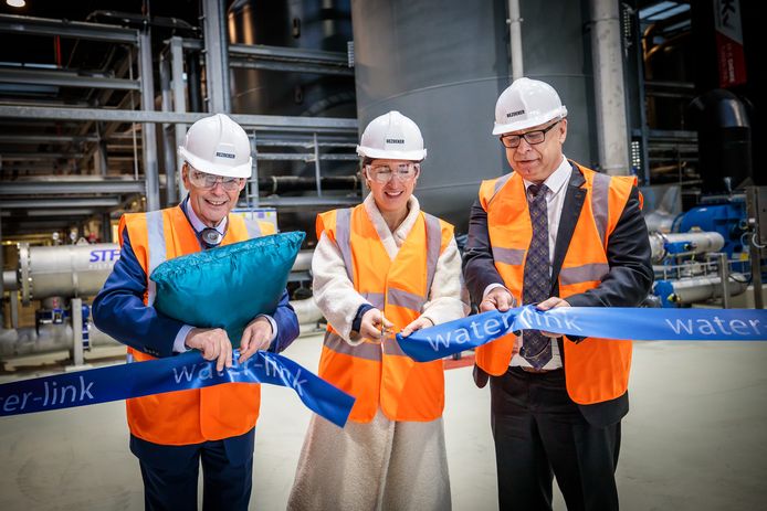 Vlaams minister Zuhal Demir (centraal) opent de vierde productielijn van Induss.