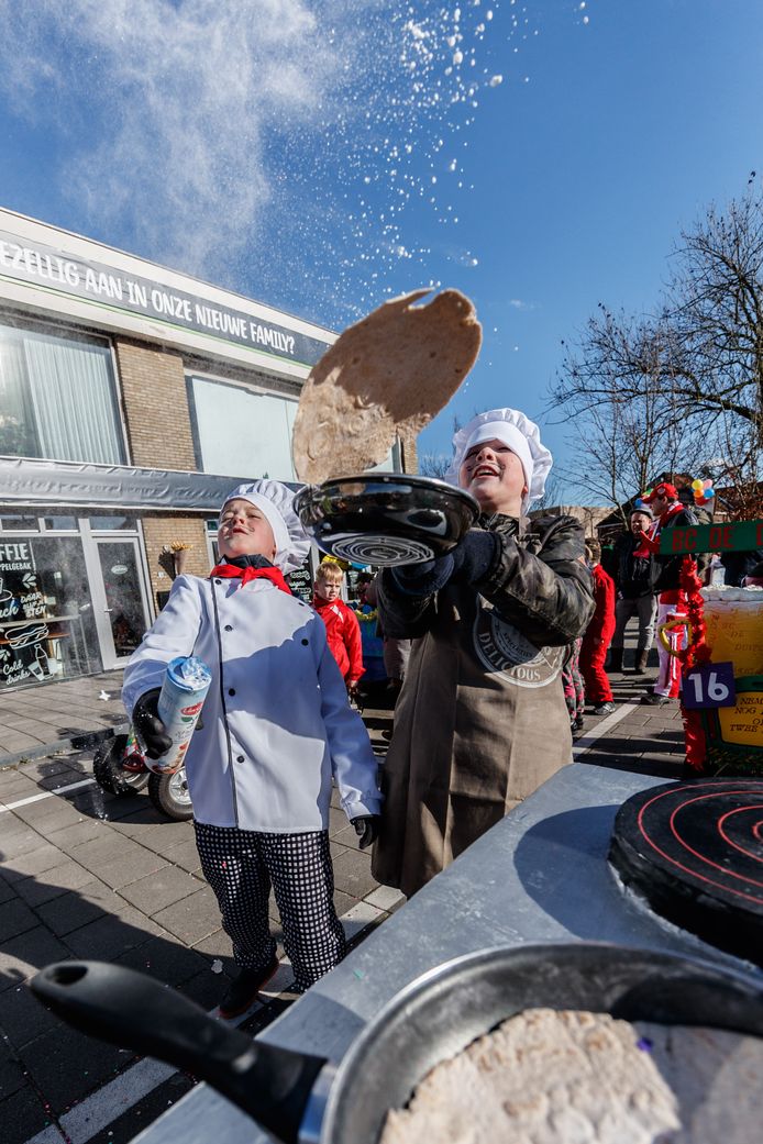 De kinderoptocht van Fijnaart: in beeld de pannenkoekenbakkerskunsten van 'Ut Bakkertje'
