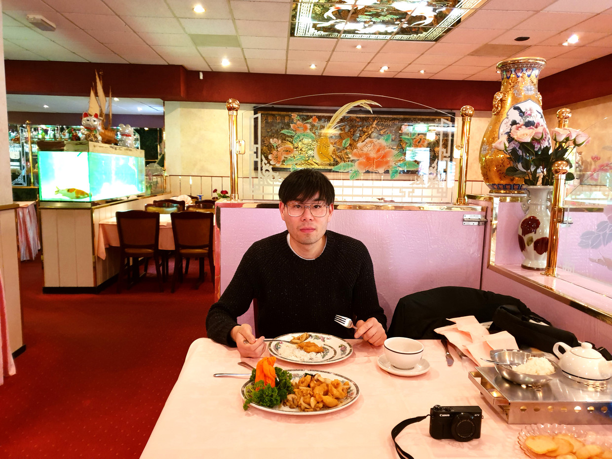 Benjamin Li, kunstenaar en zoon van Chinese arbeidsmigranten uit Hong Kong, at in meer dan 200 Chinees-Indische restaurants en bezocht er ruim 1000. Beeld 