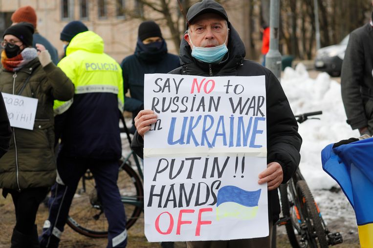 Demonstranten komen op straat in Riga tegen de Russische invasie van Oekraïne. Beeld EPA