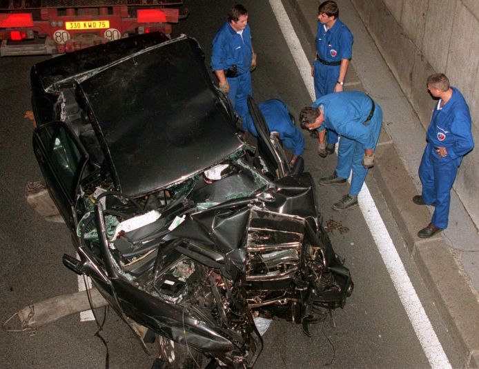 Politieagenten maken zich klaar om het auto-wrak waarin Diana, haar vriend Dodi Al-Fayed en de chauffeur omkwamen, te verwijderen.